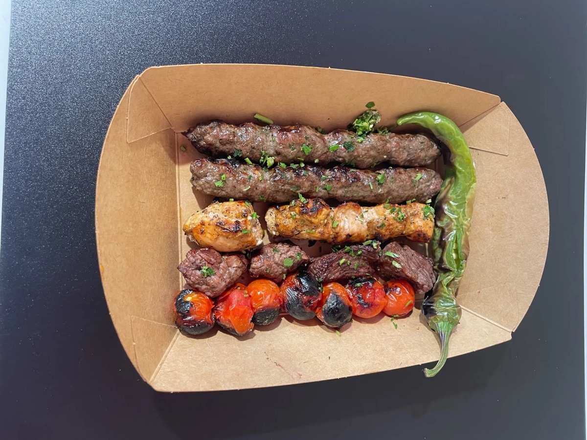 Barbacoa árabe mixta: kebab de ternera, pollo y verduras a la parrilla