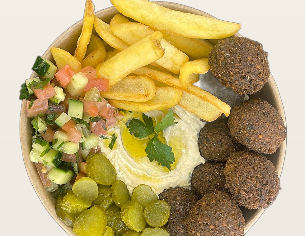 Plato de falafel con hummus casero, patatas fritas y ensalada árabe