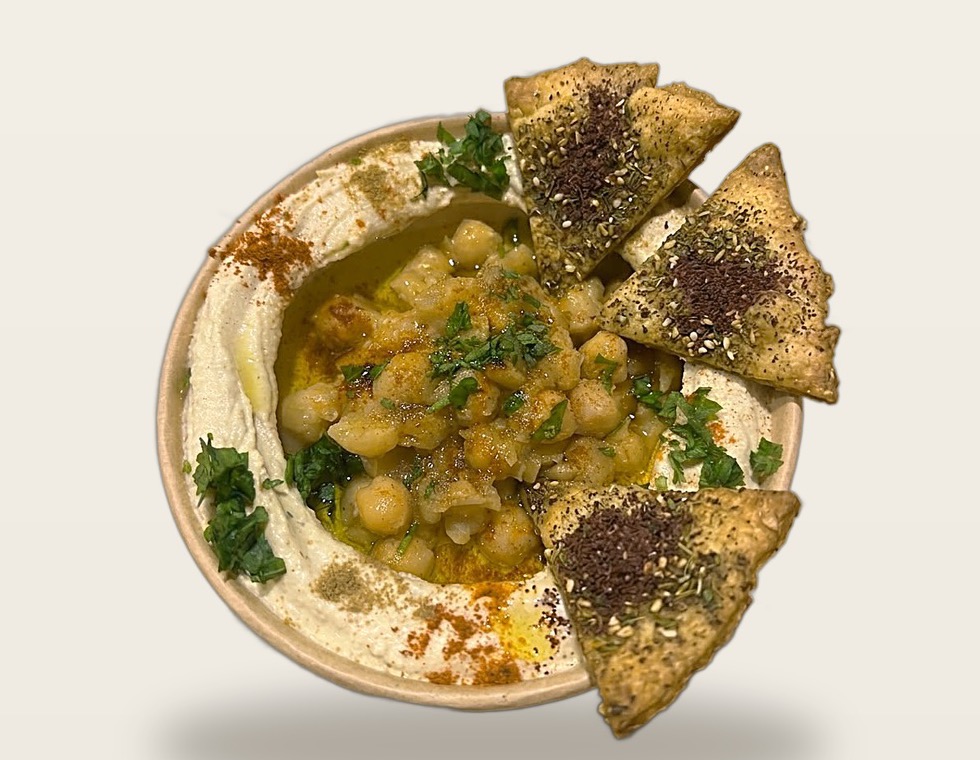 Hummus casero con aceite de oliva, garbanzos y pan con za'atar