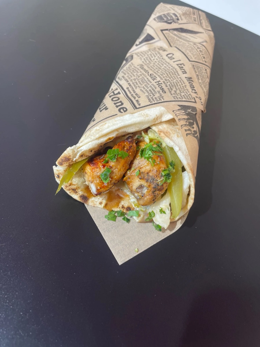 Wrap de pollo a la parrilla con encurtidos y perejil